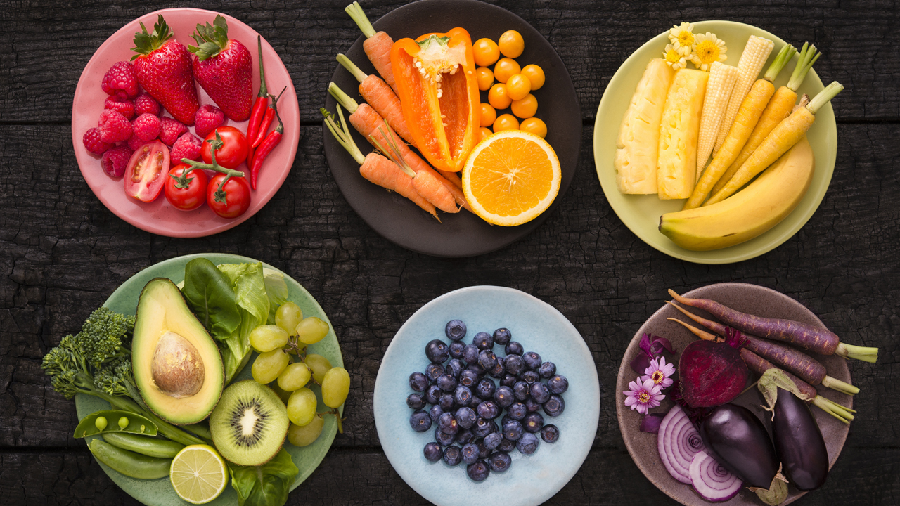 Six colorful plates with colorful fruits and vegetables, representing antioxidant-rich foods.