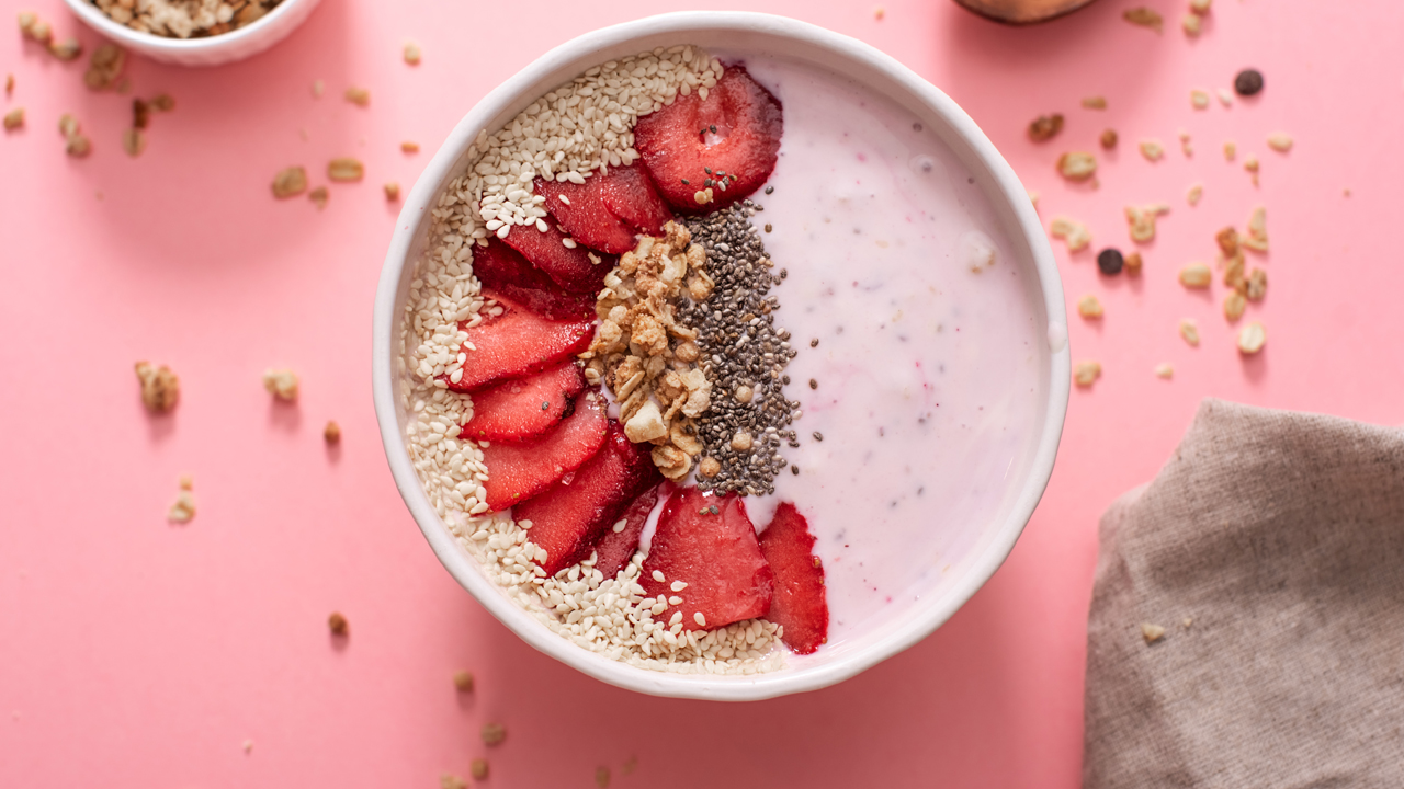 A healthy smoothie bowl with chia seeds, flaxseeds and fresh fruit.