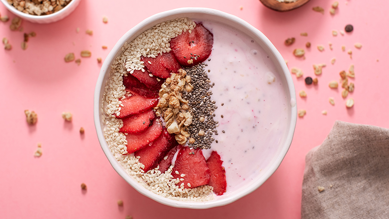 A healthy smoothie bowl with chia seeds, flaxseeds and fresh fruit.