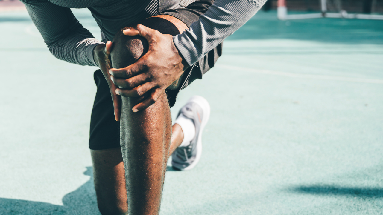 Athlete having knee pain during training.