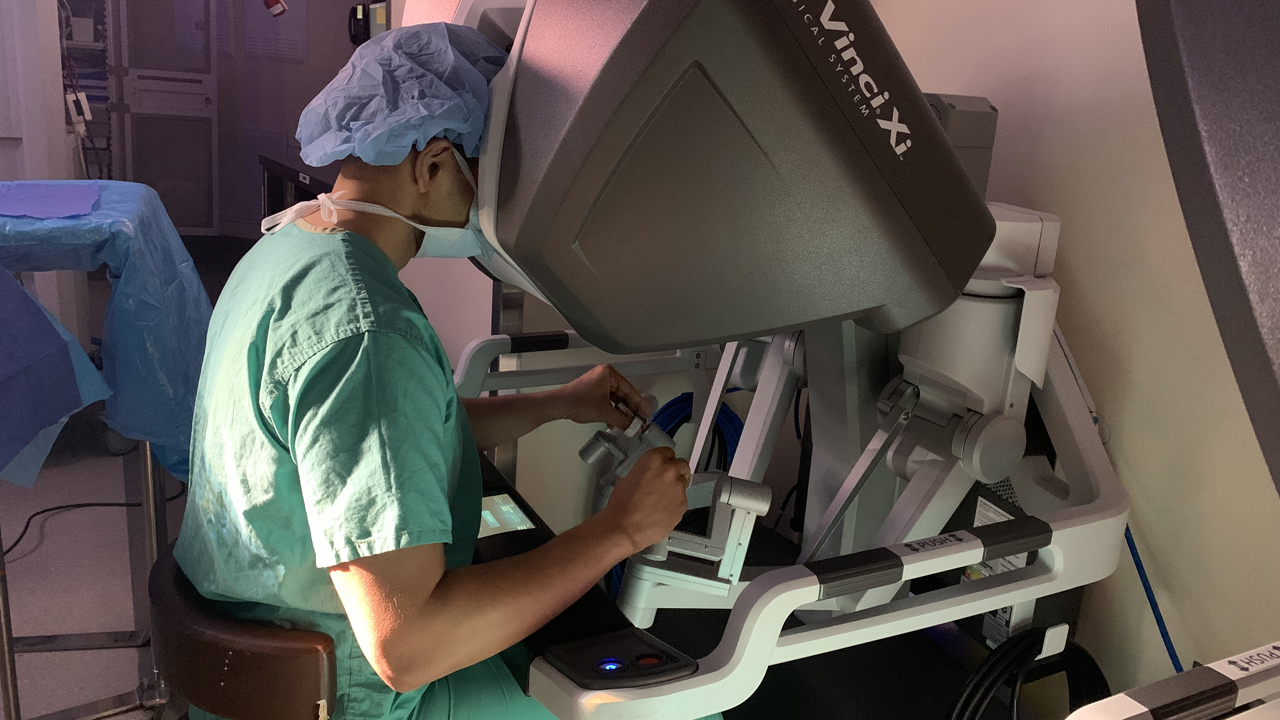  Ankit Bharat, MD performing robotic lung surgery.