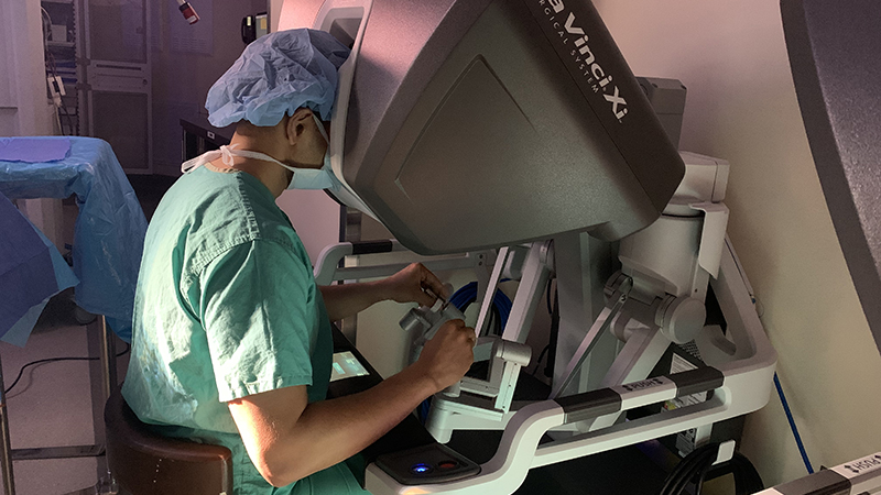  Ankit Bharat, MD performing robotic lung surgery.