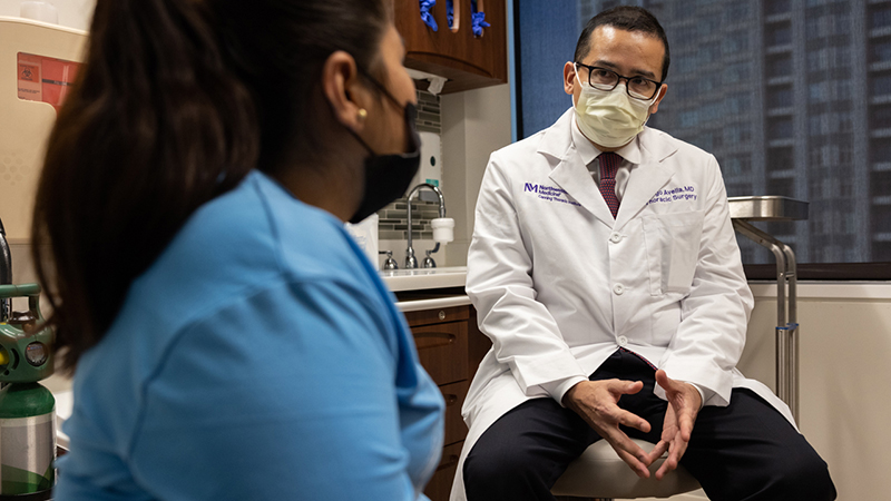 Diego Mauricio Avella Patino, MD, se reúne con un paciente en el Programa Hispano del Canning Thoracic Institute de Northwestern Medicine.