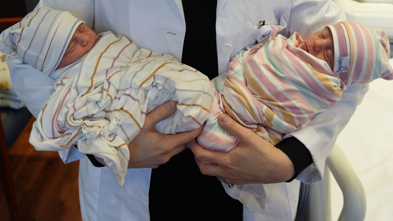 Mom-Gives-Birth-Twins-2-Year-CancerFree-Anniversary2_ft