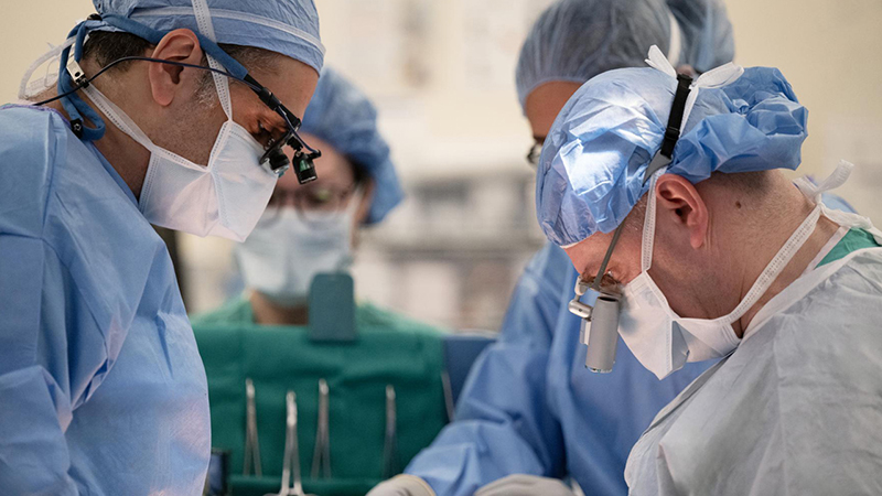 Ricardo Boix, MD and team performing surgery.